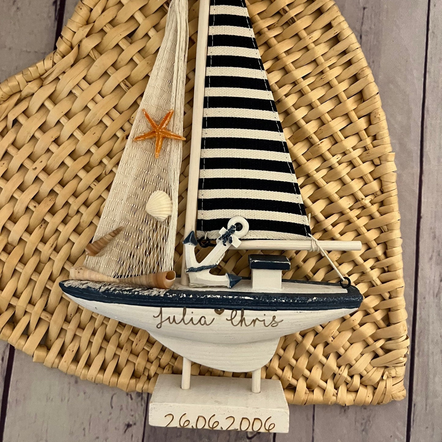Maritimer Holz Segelboot in weiß blau, inklusive Wunschgravur, personalisiert, Boot mit Gravur, Deko Bad, Dekoration Holz, Vintage