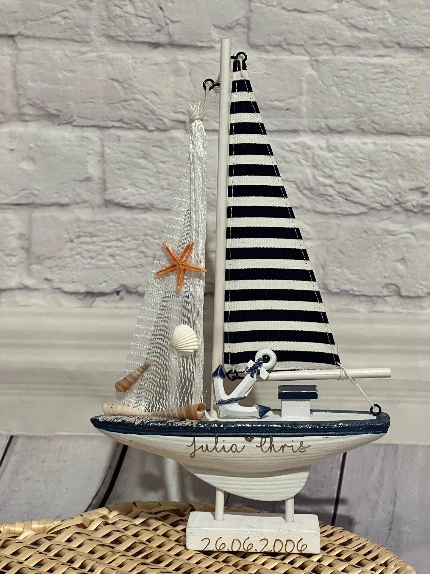 Maritimer Holz Segelboot in weiß blau, inklusive Wunschgravur, personalisiert, Boot mit Gravur, Deko Bad, Dekoration Holz, Vintage