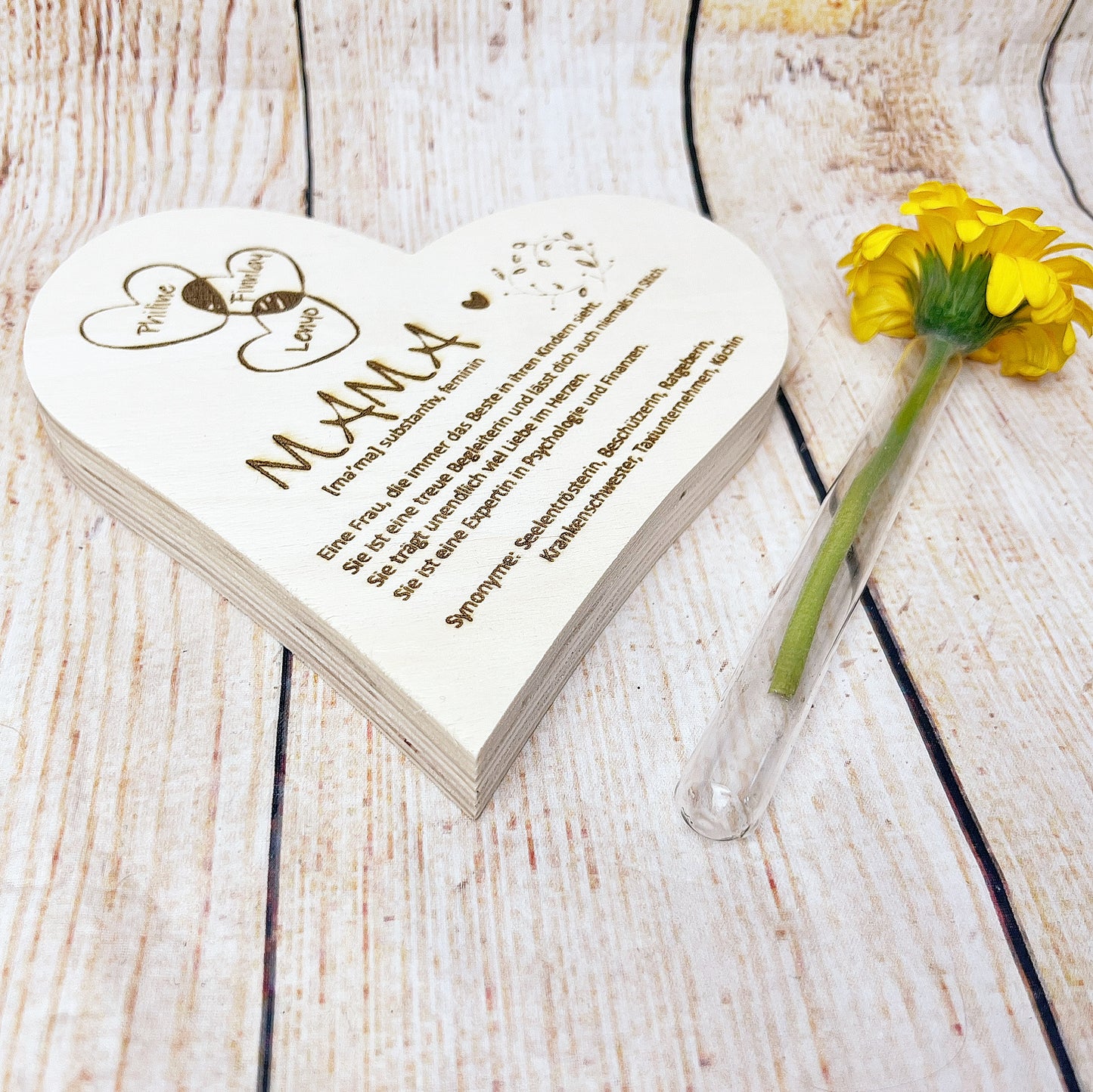 Personalisiertes Herz aus Holz mit Reagenzglas-Vase - Einzigartiges Muttertagsgeschenk