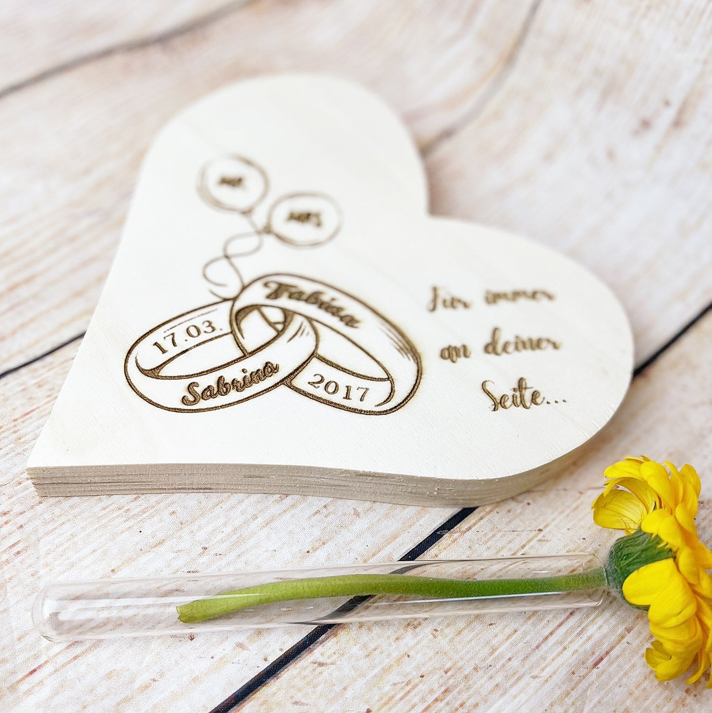 Personalisierter Herzaufsteller mit Vase – Einzigartiges Hochzeitsgeschenk mit individueller Gravur für Blumen oder Rosen