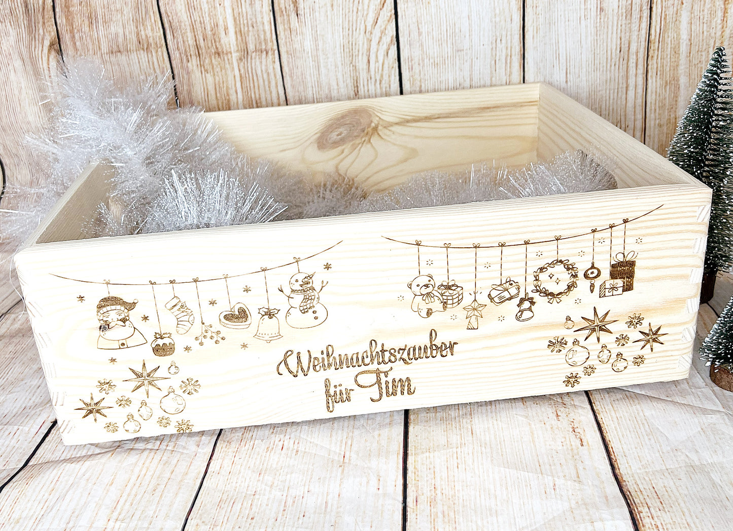 Personalisierte Weihnachtsbox aus Holz - Festliche Geschenkebox mit Wunschgravur und Weihnachtsmotiv