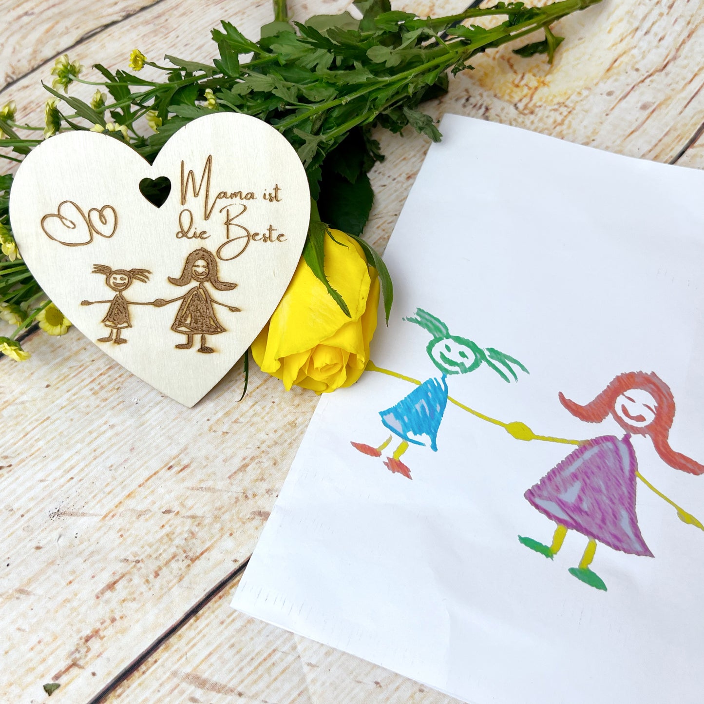 Muttertag, Zeichnung vom Kind graviert, Holzaufhänger für Geschenke oder Blumenstrauß