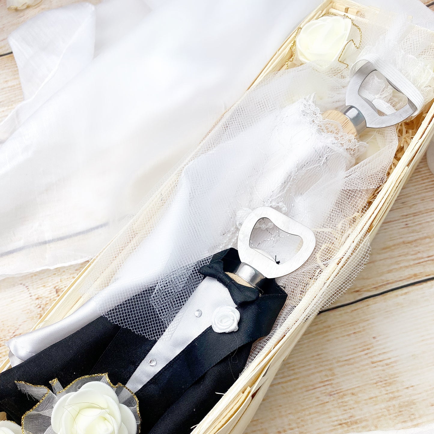 Hochzeitsgeschenk | gravierte Flaschenöffner im Hochzeitsoutfit
