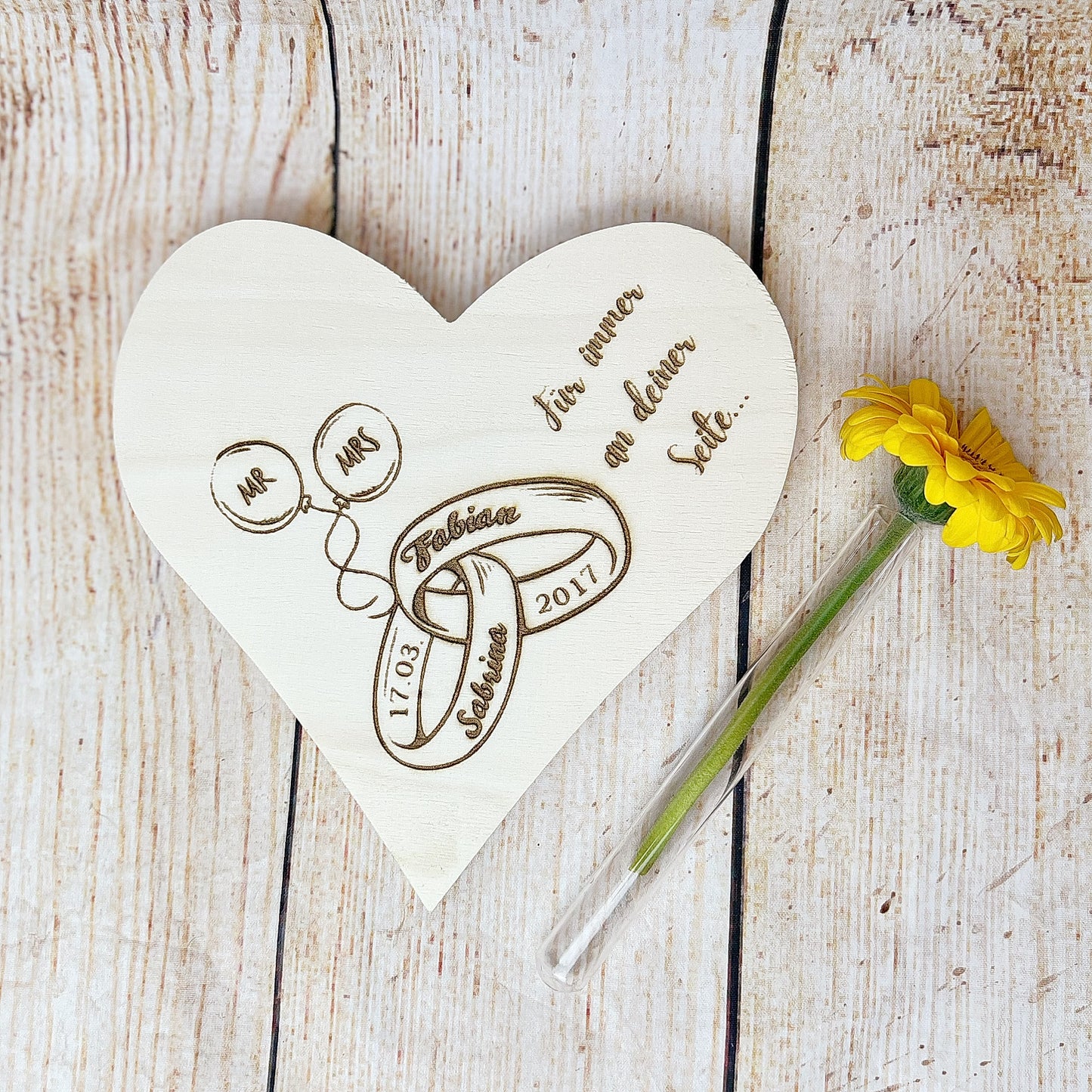 Personalisierter Herzaufsteller mit Vase – Einzigartiges Hochzeitsgeschenk mit individueller Gravur für Blumen oder Rosen