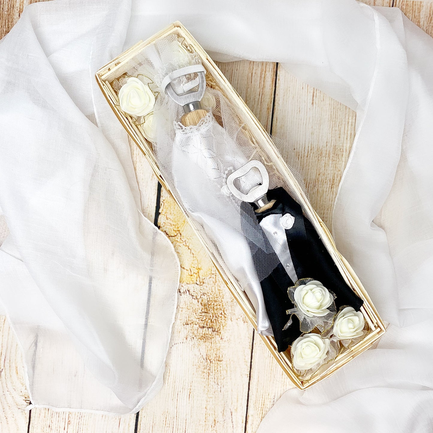 Hochzeitsgeschenk | gravierte Flaschenöffner im Hochzeitsoutfit